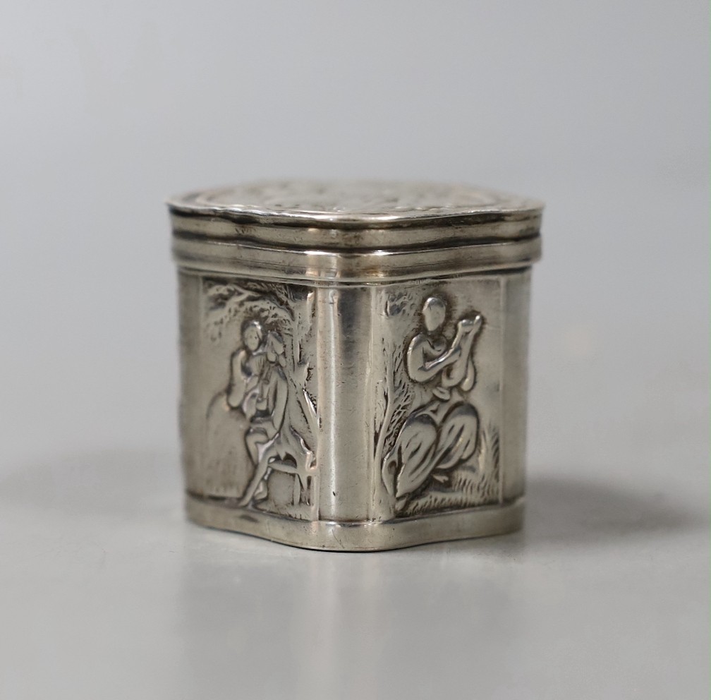 A late 19th/early 20th century Dutch white metal pill box, 32mm.